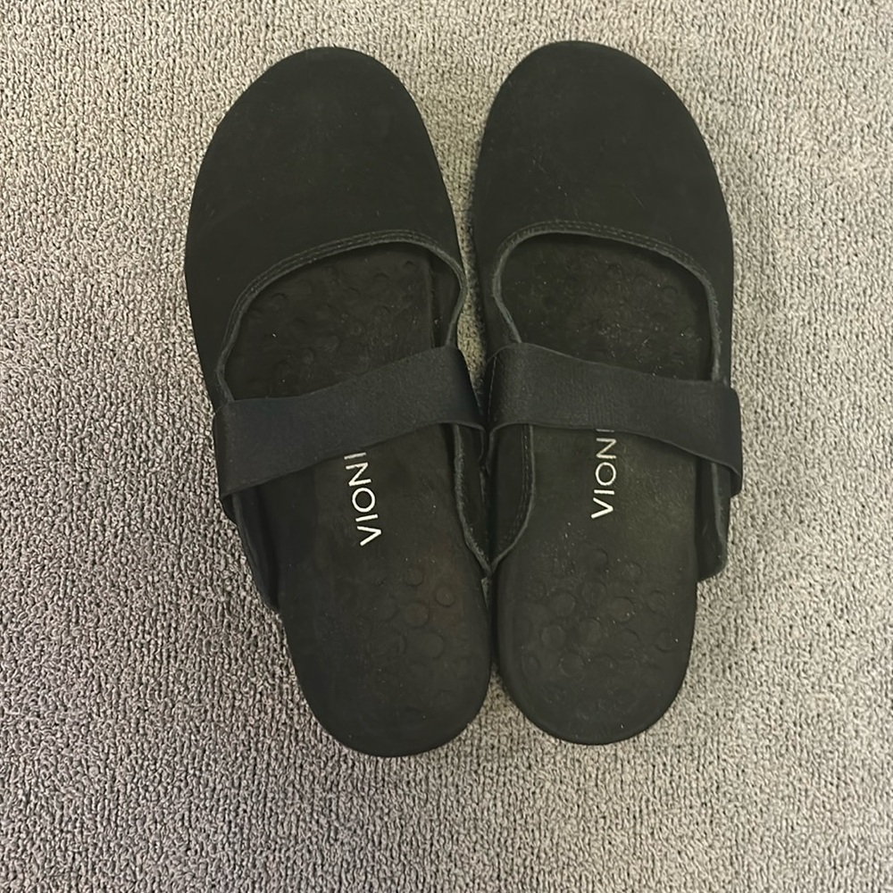 Vionic Black Flats
